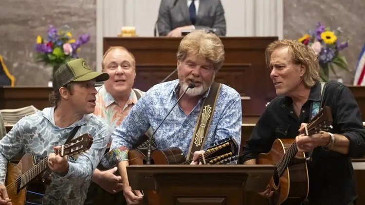 Mac McAnally and some Coral Reefers perform at the Tennessee State Capitol